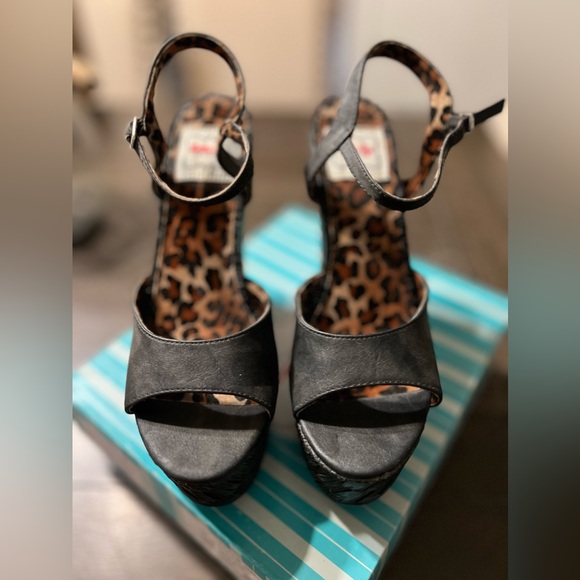 COPY - Keke Tiki Wedges by Bettie Page - Picture 5 of 7